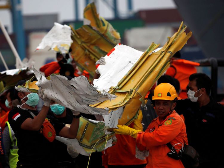 Les membres de l'équipe de secours portent les débris du vol JT610 du Lion Air qui s'est écrasé