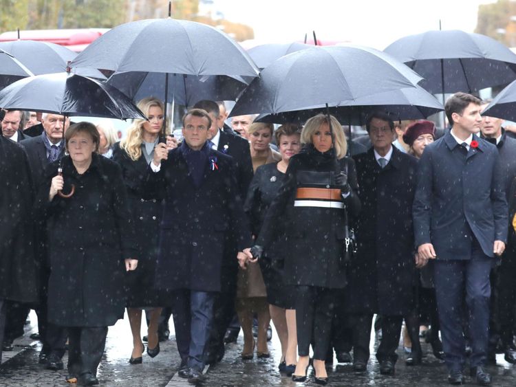 Le président français Emmanuel Macron (C, L) et son épouse Brigitte Macron (C, L) arrivent à l'Arc de Triomphe à Paris le 11 novembre 2018 pour assister à une cérémonie dans le cadre des commémorations du 100e anniversaire de l'armistice du 11 novembre 1918. , mettant fin à la première guerre mondiale