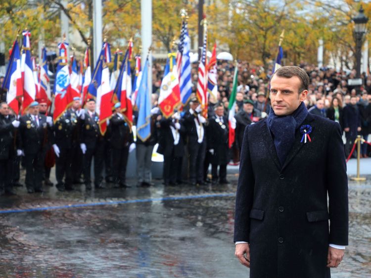 Le 11 novembre 2018, le président français Emmanuel Macron assiste à une cérémonie à l'Arc de Triomphe à Paris dans le cadre des commémorations du centième anniversaire de l'armistice du 11 novembre 1918, mettant ainsi fin à la Première Guerre mondiale.