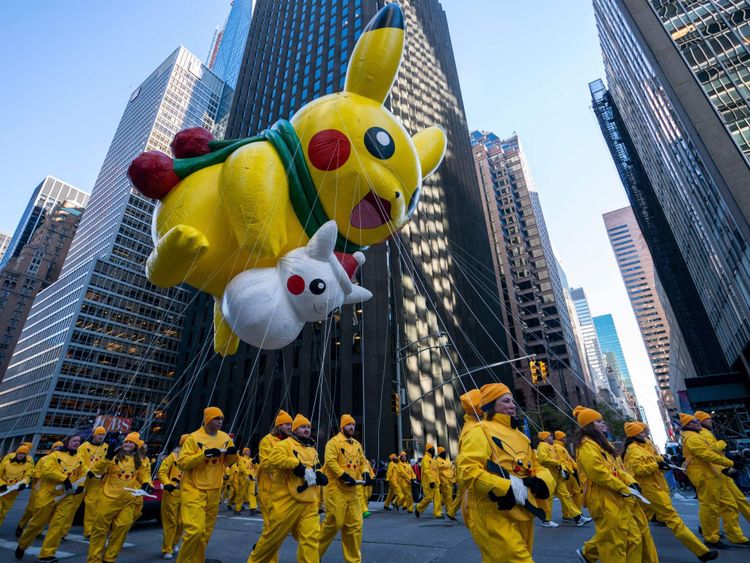 Les personnages Pokemon Pikachu et Snow Pikachu étaient dans le défilé