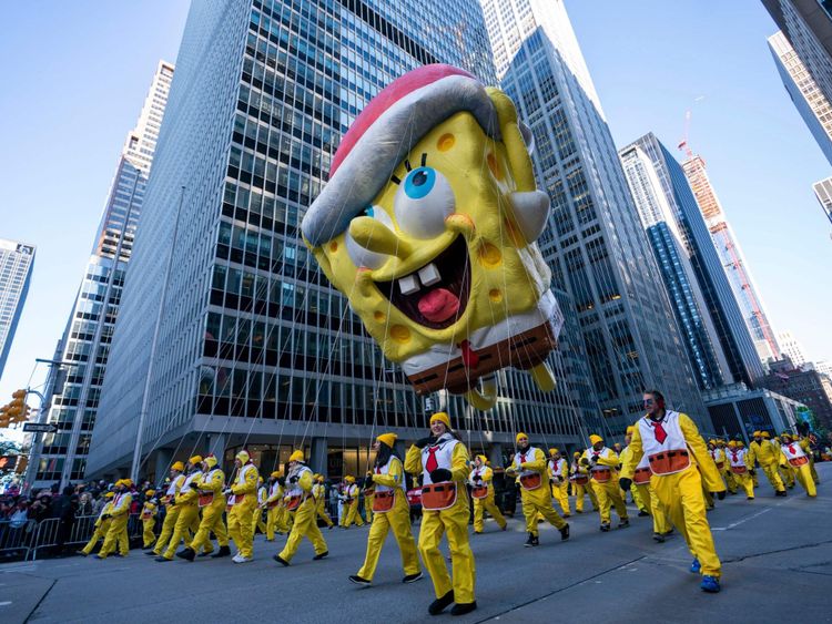 Le ballon du personnage de l’émission de télévision pour enfants SpongeBob SquarePants a enfilé un bonnet de Noel