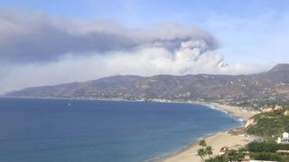 Time-lapse montre la fumée des feux de forêt de Malibu sur la côte 