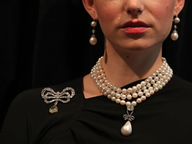 La perle Marie Antoinette sur le collier de perles et diamants, ainsi que sa broche