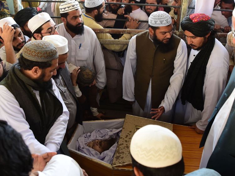 Les supporters jettent un dernier coup d'œil sur le corps de Maulana Sami Ul-Haq lors de ses funérailles