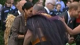 La duchesse de Sussex reçoit un message d'accueil traditionnel des Maoris à Wellington, en Nouvelle-Zélande "srcset =" https://e3.365dm.com/18/10/320x180/skynews-meghan-duchess-of-sussex_4467616.jpg?20181028092052 320w, https : //e3.365dm.com/18/10/640x380/skynews-meghan-duchess-of-sussex_4467616.jpg? 20181028092052 640w, https://e3.365dm.com/18/10/736x414/skynes-meghan- duchess-of-sussex_4467616.jpg? 20181028092052 736w, https://e3.365dm.com/18/10/992x558/skynews-meghan-duchess-of-sussex_4467616.jpg?20181028092052 992w, https: //e3.33. com / 18/10 / 1096x616 / skynews-meghan-duchesse-de-sussex_4467616.jpg? 20181028092052 1096w, https://e3.365dm.com/18/10/1600x900/skynews-meghan-duchess-of-sussex_4467616.jpg ? 20181028092052 1600w, https://e3.365dm.com/18/10/1920x1080/skynews-meghan-duchess-of-sussex_4467616.jpg?20181028092052 1920w, https://e3.365dm.com/18/10/2048x1152 /skynews-meghan-duchess-of-sussex_4467616.jpg?20181028092052 2048w "tailles =" (min-largeur: 900px) 992px, 100vw