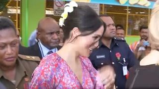 La duchesse de Sussex se précipite hors des marchés à Fidji pour des raisons de sécurité "srcset =" https://e3.365dm.com/18/10/320x180/skynews-meghan-duchess-sussex_4462810.jpg?20181024064040 320w, https: / /e3.365dm.com/18/10/640x380/skynews-meghan-duchess-sussex_4462810.jpg?20181024064140 640w, https://e3.365dm.com/18/10/736x414/skynews-meghan-duchess-sussex_44628. jpg? 20181024064140 736w, https://e3.365dm.com/18/10/992x558/skynews-meghan-duchess-sussex_4462810.jpg?20181024064140 992w, https://e3.365dm.com/18/10/10x616/ skynews-meghan-duchess-sussex_4462810.jpg? 20181024064140 1096w, https://e3.365dm.com/18/10/1600x900/skynews-meghan-duchess-sussex_4462810.jpg?uk=10154404140, https: /// com / 18/10 / 1920x1080 / skynews-meghan-duchess-sussex_4462810.jpg? 20181024064140 1920w, https://e3.365dm.com/18/10/2048x1152/skynews-meghan-duchess-sussex_446s40x4052, approximativement tailles = "(largeur minimale: 900px) 992px, 100vw