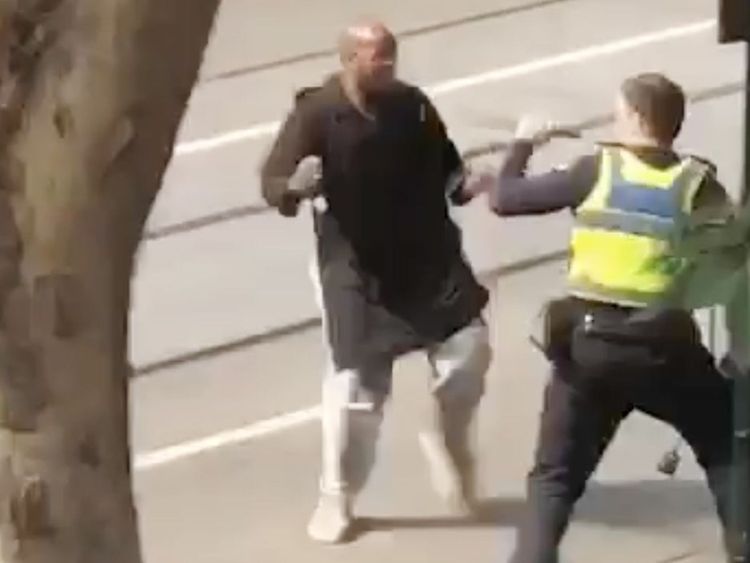 Un homme armé d'un couteau a attaqué plusieurs personnes dans la rue Bourke à Melbourne