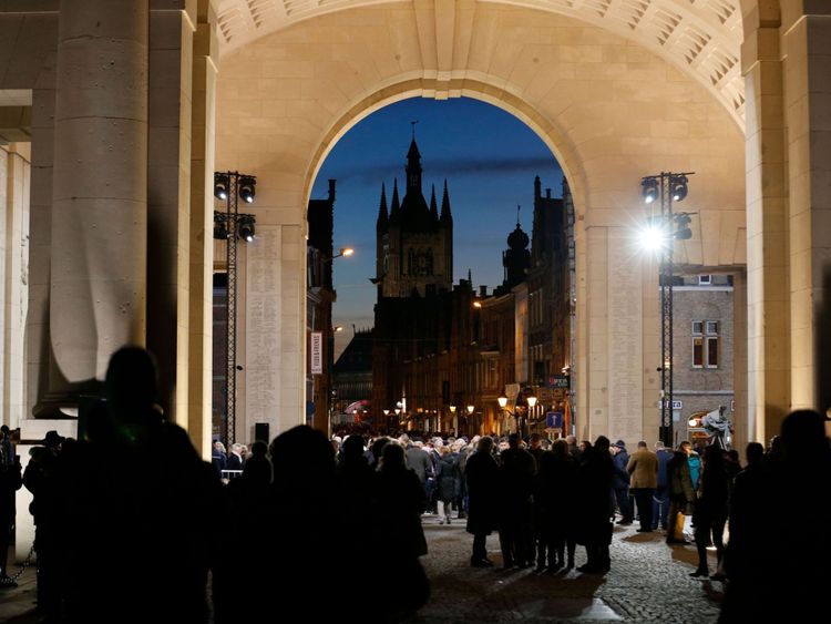 Des gens assistent à une édition spéciale de la cérémonie du Last Post au Mémorial d'Ypres de la Commission des sépultures de guerre du Commonwealth, à Menenpoort, à Ypres, le 11 novembre 2018, à l'occasion du 100e anniversaire de la fin de la Première Guerre mondiale.