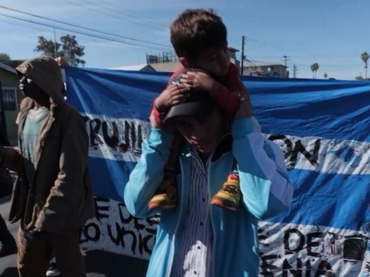 Beaucoup de petits enfants sont au centre du chaos