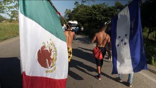 Plusieurs centaines de soldats sont envoyés à la frontière américaine avec le Mexique après que le président Trump a décrit le nombre de migrants tentant d'entrer aux États-Unis comme une urgence nationale. "Srcset =" https://e3.365dm.com/18 /10/320x180/skynews-mexico-honduras-america_4464833.jpg?20181025195723 320w, https://e3.365dm.com/18/10/640x319/30301919/4019/3019/3019/1920/1920/1920/1920/1920/1920/1920/1920/1920. /e3.365dm.com/18/10/736x414/skynews-mexico-honduras-america_4464833.jpg?20181025195723 736w, https://e3.365dm.com/18/10/992x558/skynews-mexico-mexico-honduras-america jpg? 20181025195723 992w, https://e3.365dm.com/18/10/1096x616/skynews-mexico-honduras-america_4464833.jpg?20181025195723 1096w, https://e3.365dm.com/18/10/1600x900/ skynews-mexico-honduras-america_4464833.jpg? 20181025195723 1600w, https://e3.365dm.com/18/10/1920x1080/skynews-mexico-honduras-america_4464833.jpg?s encore une fois, cliquez sur le lien ci-dessous. com / 18/10 / 2048x1152 / skynews-mexico-honduras-america_4464833.jpg? 20 181025195723 2048w "tailles =" (largeur minimale: 900px) 992px, 100vw