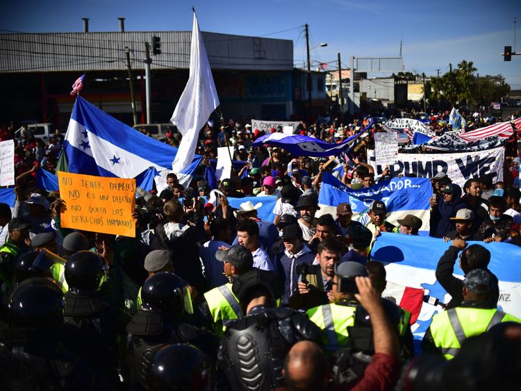 Les migrants d'Amérique centrale, originaires pour la plupart du Honduras, souhaitent atteindre les États-Unis dans l'espoir d'une vie meilleure