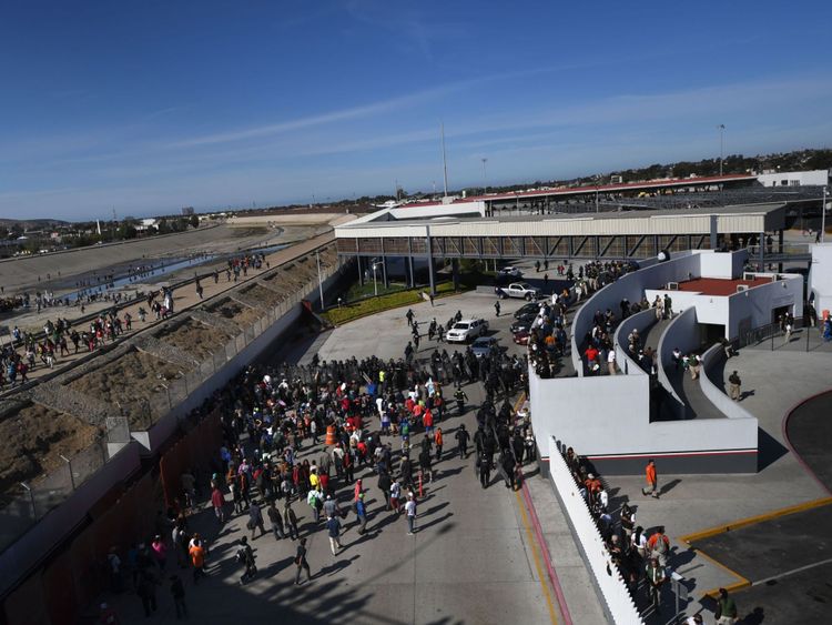 Des agents américains ont tiré des gaz lacrymogènes sur les migrants 