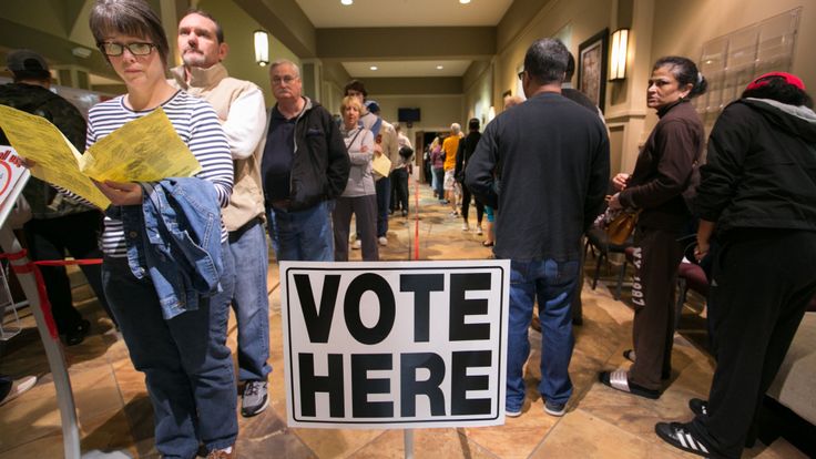 Des électeurs font la file pour voter dans un bureau de vote à Marietta, en Géorgie