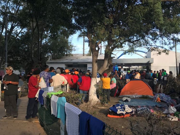 Les conditions dans le camp souffrent à mesure que la foule se forme