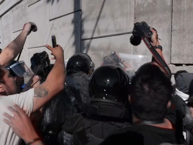 Des centaines de migrants ont tenté de franchir la clôture séparant les États-Unis et le Mexique