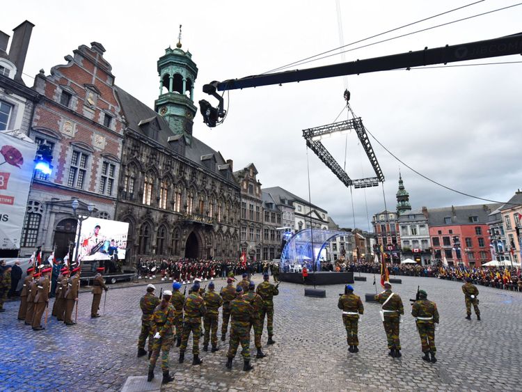 Des gens assistent à une cérémonie de la Première Guerre mondiale à Mons, en Belgique, le 11 novembre 2018, dans le cadre des commémorations du centième anniversaire de l'armistice du 11 novembre 1918, mettant ainsi fin à la Première Guerre mondiale.