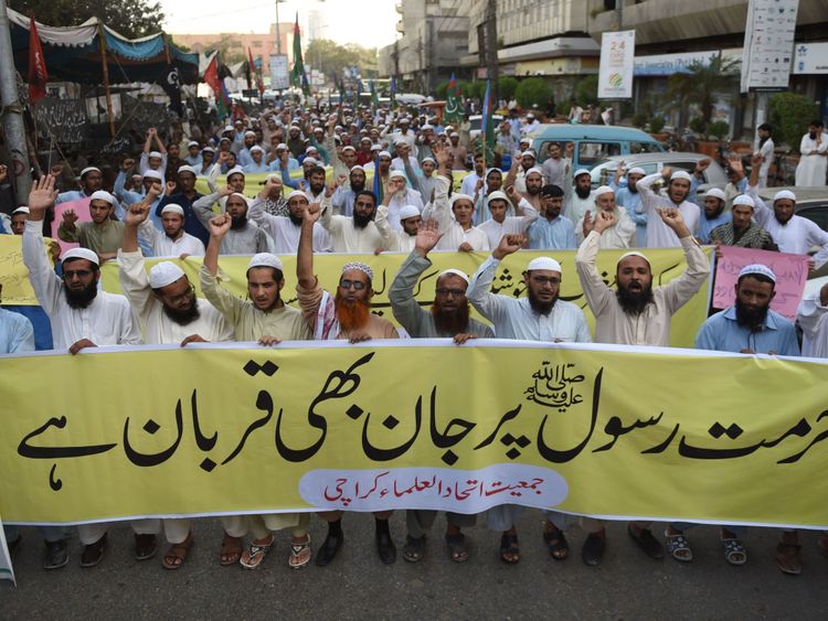 Des militants pakistanais du parti Jamiat-e-Ittihad ul Ulema (Israël) chantent des slogans lors d'une manifestation
