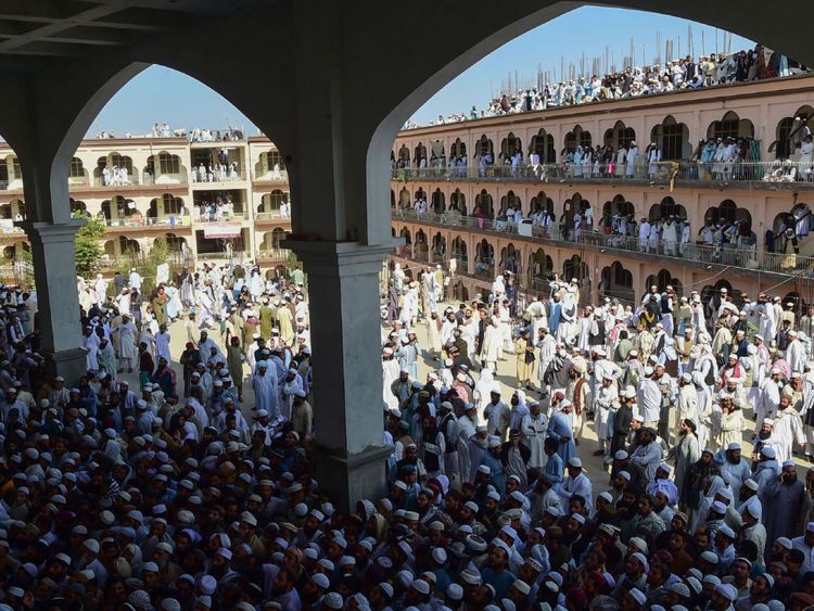 Les supporters se rassemblent pour la prière funèbre de Maulana Sami Ul-Haq