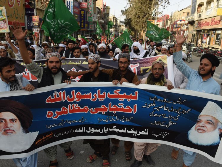 Les partisans de la ligne de métro Tehreek-e-Labaik au Pakistan sont descendus dans la rue