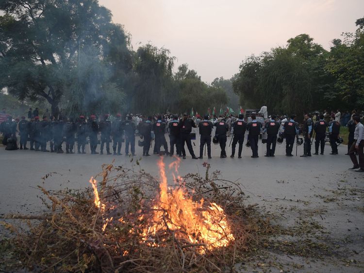 Des policiers anti-émeute pakistanais font la queue dans une rue bloquée menant à la Cour suprême du Pakistan