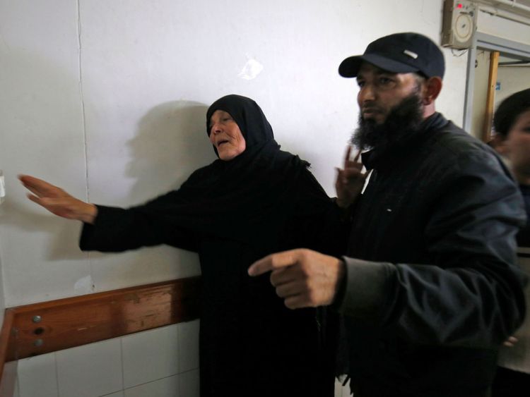 La mère de Nour Baraka, commandant du Hamas & # 39; Une branche armée des Brigades Ezzedine al-Qassam, tuée lors d'une opération israélienne à Khan Younis dans le sud de la bande de Gaza, réagit dans une morgue d'un hôpital où son corps a été transporté, le 11 novembre 2018. - L'armée israélienne a déclaré un échange de tirs a éclaté au cours d'une opération dans la bande de Gaza, alors que des responsables palestiniens ont signalé la mort de six personnes, dont un commandant local du Hamas. aile armée. (Photo de Said KHATIB / AFP) (Crédit photo s