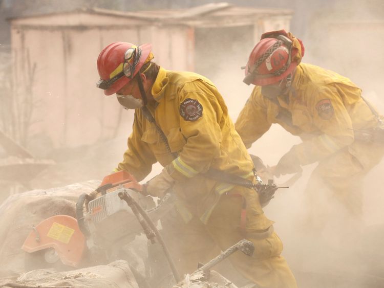 Les pompiers parcourent une maison détruite par le camp Fire in Paradise