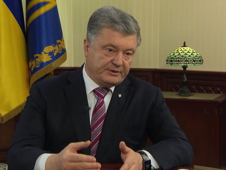 Porochenko a montré des documents de Sky News montrant des chars se massant à la frontière