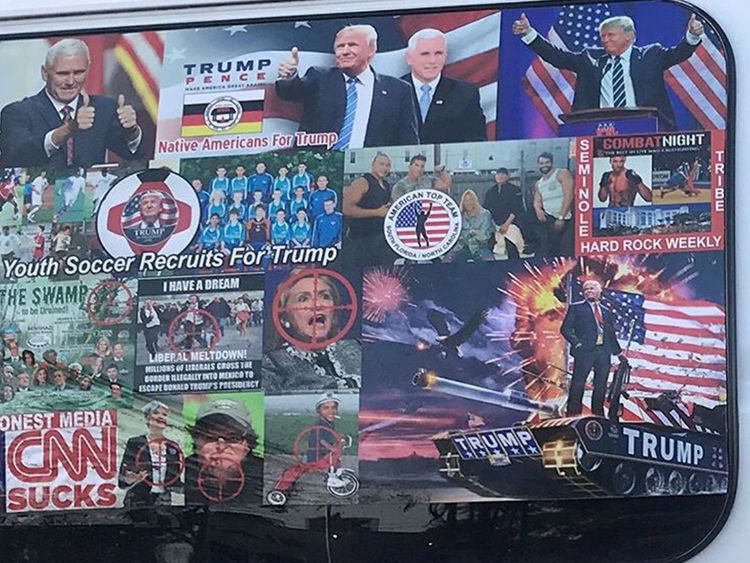 La fourgonnette du suspect était recouverte d'autocollants pro-Trump.