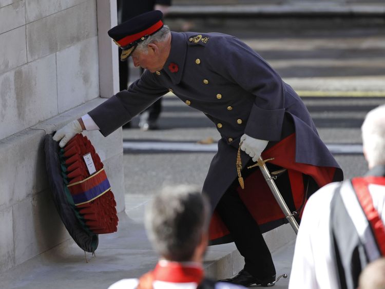 Le prince Charles dépose la couronne du souverain au cénotaphe