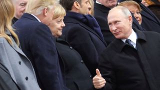 Le président russe Vladimir Poutine s'entretient avec la chancelière allemande Angela Merkel et le président américain Donald Trump lors d'une cérémonie commémorative du Jour de l'Armistice, cent ans après la fin de la Première Guerre mondiale, à l'Arc de Triomphe, à Paris, le 11 novembre 2018 . "srcset =" https://e3.365dm.com/18/11/320x180/skynews-putin-trump_4483777.jpg?20181111113113 320w, https://e3.365dm.com/18/11/640x380/skynews- putin-trump_4483777.jpg? 20181111113113 640w, https://e3.365dm.com/18/11/736x414/skynews-putin-trump_4483777.jpg?20181111113113 736w, https://e3.365dm.com/18/11/ 992x558 / skynews-putin-trump_4483777.jpg? 20181111113113 992w, https://e3.365dm.com/18/11/1096x616/skynews-putin-trump_4483777.jpg?2018111111311311, 109 18/11 / 1600x900 / skynews-putin-trump_4483777.jpg? 20181111113113 1600w, https://e3.365dm.com/18/11/1920x1080/skynews-putin-trump_4483777.jpg?fr.png?2018111111311, https: 3 365dm.com/18/11/2048x1152/skynews-putin-trump_4483777.jpg?20181111113113 2048w "tailles =" (largeur minimale: 900px) 992px, 100vw