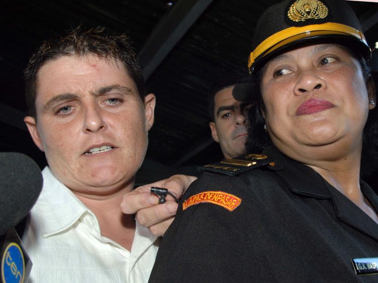 La trafiquante de drogue australienne condamnée, Renae Lawrence (à gauche), est accompagnée par un responsable pénitentiaire indonésien non identifié à la prison de Kerobokan, sur l'île indonésienne de Bali, le 17 août 2010.