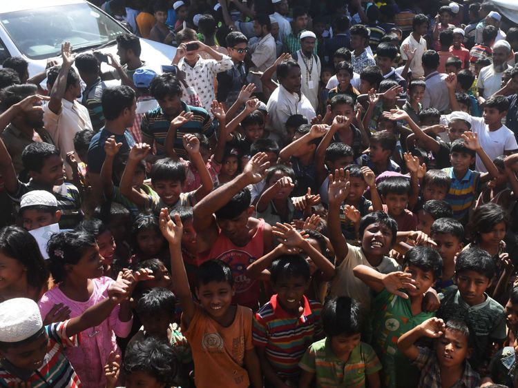 Les Rohingyas réclament des slogans alors qu'ils protestent contre le programme de rapatriement contesté