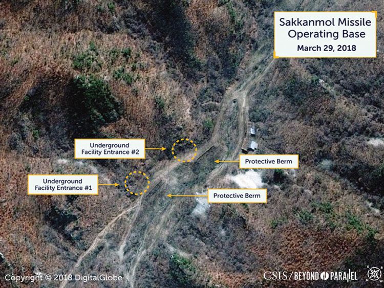 Les entrées des tunnels peuvent être vues avec de grandes bermes protectrices de roche et de terre provenant des débris d'excavation à l'avant. Pic: DigitalGlobe / CSIS