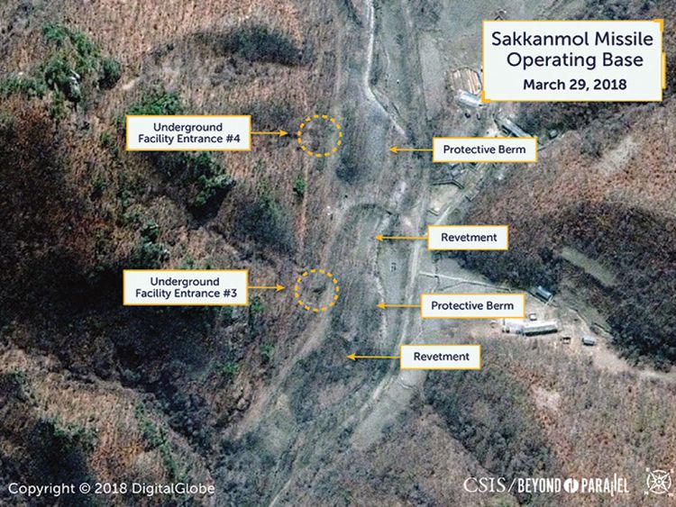 Les revêtements à l’extérieur des entrées du tunnel sont suffisamment vastes pour permettre le lancement d’un missile d’urgence. Pic: DigitalGlobe / CSIS