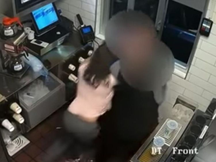La femme a attaqué le directeur après avoir demandé du ketchup