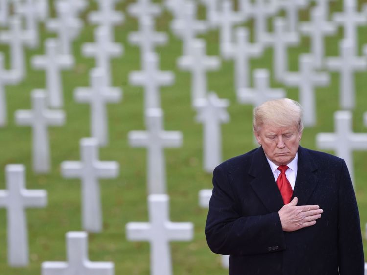 Donald Trump participe à une cérémonie américaine au cimetière américain de Suresnes