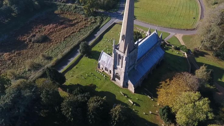 Un Zeppelin, qui aurait tenté de viser la résidence royale voisine de Sandringham, a plutôt largué une bombe près de l'église médiévale St Mary's - Snettisham. Les fenêtres ont été brisées et il reste un énorme cratère qui existe encore à ce jour.