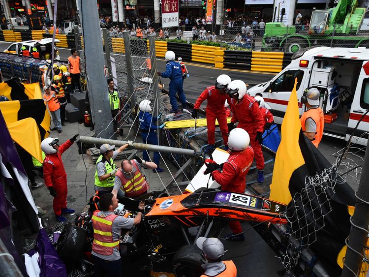 Floersch a remercié ceux qui sont venus à son aide alors qu'elle était coincée dans sa voiture après l'accident