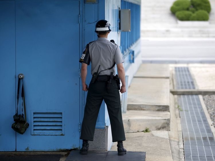 Un soldat monte la garde dans le village de trêve de Panmunjom 