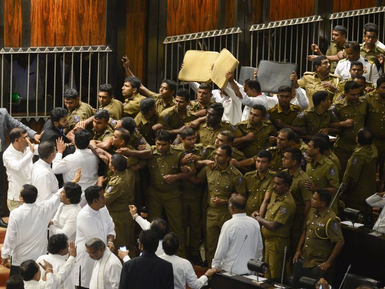 La police sri-lankaise tente de prendre ses positions pour escorter le président du Parlement, Karu Jayasuriya, le 16 novembre 2018 dans le hall de l'Assemblée à Colombo. - Le président du Parlement, au Sri Lanka, avait besoin de la protection de la police lorsque les violences sont revenues à la législature le 16 novembre , avec des factions rivales dans la crise constitutionnelle de l’île ne montrant aucun signe de recul. Un groupe de législateurs occupa la présidence du président Karu Jayasuriya pendant 50 minutes. Il ne put prendre place après son