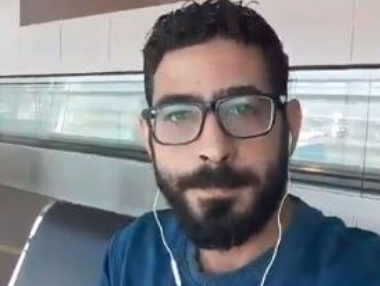 Hassan al-Kontar, 36 ans, est bloqué à l'aéroport de Kuala Lumpur depuis 37 jours. Il vit de la nourriture des compagnies aériennes et dort dans le terminal.