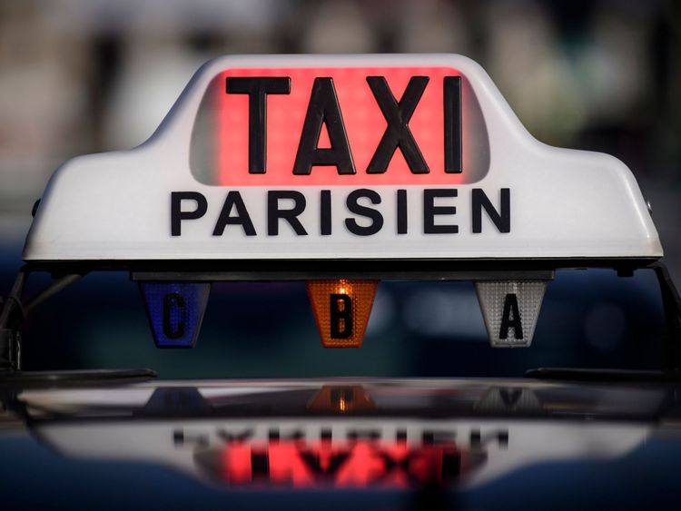 Les taxis autorisés à Paris doivent avoir ce signe de toit