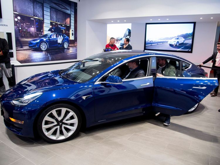 Elon Musk a promis de fabriquer 5 000 véhicules de modèle 3 par semaine