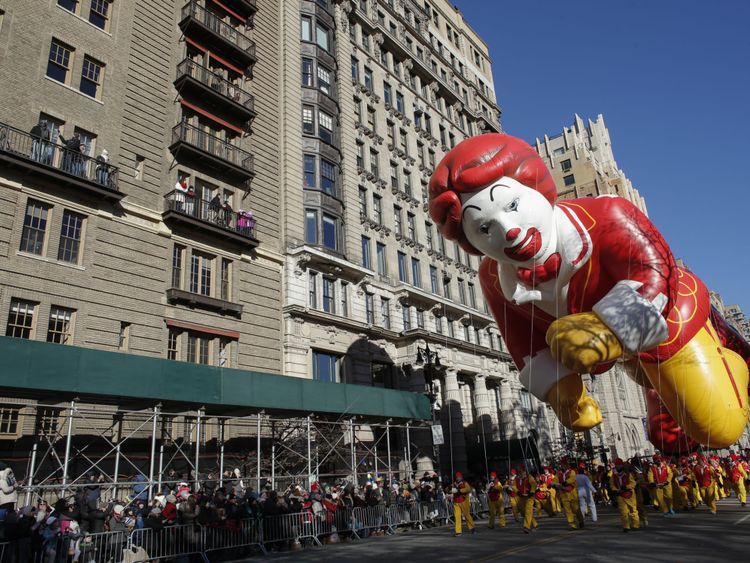 Un ballon de Ronald McDonald, la mascotte de la chaîne de restauration rapide, faisait partie du défilé