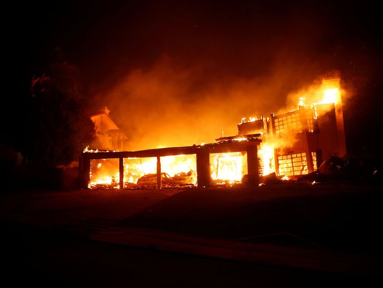 Des milliers de maisons ont été incendiées à Thousand Oaks un jour après une fusillade massive