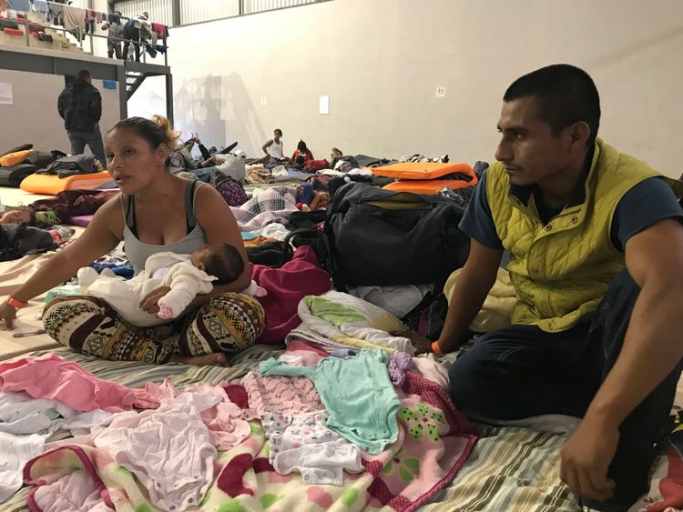 camp de migrants à Tiujana - Sky News pics
Juan et Orlinda Arcos et leur bébé Juana, âgée de 1 mois et 17 jours. Le bébé est né pendant le voyage en caravane. Juan et Orlinda ont été directement menacés par un gang après avoir rendu son frère qui fait partie d'un gang