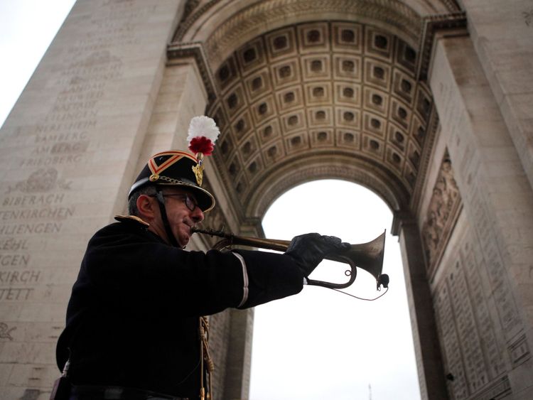 L'officier militaire Garcia joue le clairon de l'armistice original de 1918 à l'Arc de Triomphe à Paris le 11 novembre 2018 dans le cadre des commémorations du centième anniversaire de l'armistice du 11 novembre 1918, mettant fin à la Première Guerre mondiale.