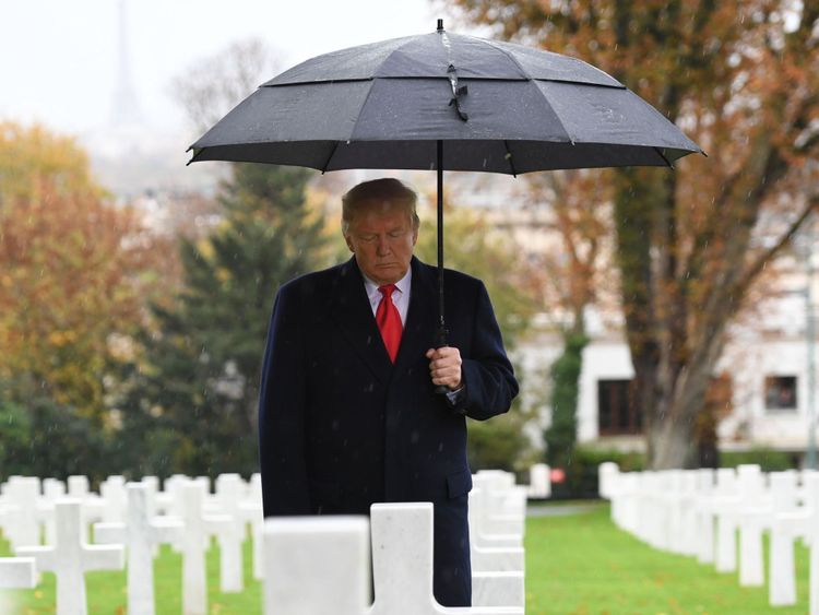 Le président américain Donald Trump ferme les yeux alors qu'il se rend au cimetière américain de Suresnes, près de Paris, le 11 novembre 2018, dans le cadre de la Journée des anciens combattants et des commémorations du centième anniversaire de l'armistice du 11 novembre 1918, marquant la fin de la Première Guerre mondiale.