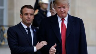 Le président français Emmanuel Macron accueille le président américain Donald Trump à l'Elysée à la veille de la cérémonie de commémoration de l'Armistice, cent ans après la fin de la Première Guerre mondiale, à Paris, en France.