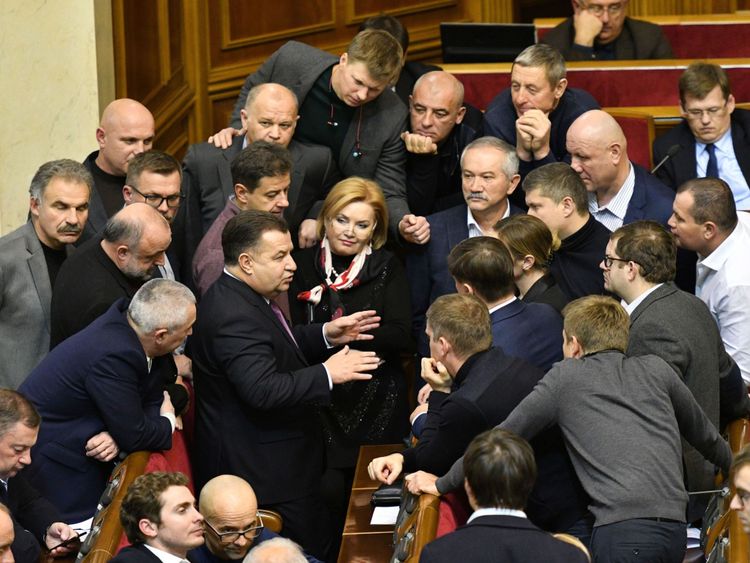 Le ministre ukrainien de la Défense, Stepan Poltorak (C), s'adresse à des députés ukrainiens avant le vote sur la loi martiale